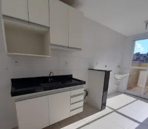 Cozinha planejada com armários brancos e bancada preta