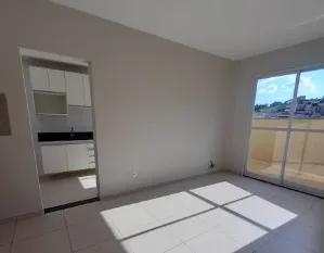Sala clara com luz natural e vista para a cozinha no apartamento de 1 quarto