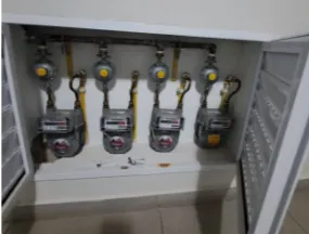 Medidores individuais de gás canalizado instalados em armário