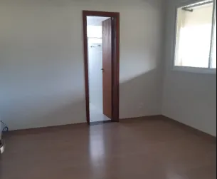 Quarto com piso laminado de madeira na cobertura de 3 quartos