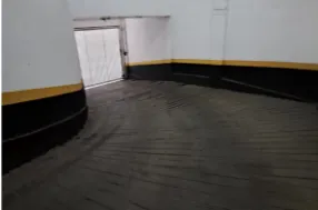 Rampa da garagem coberta com portão de acesso