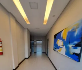 Hall de entrada mobiliado com quadro decorativo e iluminação embutida