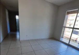 Sala com piso cerâmico e acesso à varanda no apartamento de 2 quartos