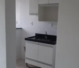 Cozinha com armários brancos na cobertura de 3 quartos
