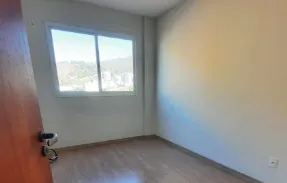 Segundo quarto com piso laminado no apartamento de 2 quartos