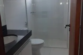Banheiro com box e bancada na cobertura de 3 quartos
